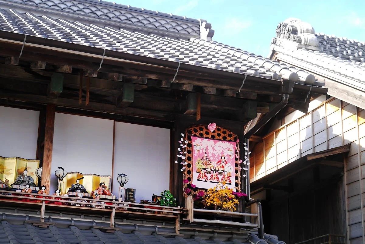 %EB%A7%88%EC%B9%B4%EB%B2%A0_%EB%A7%88%EC%9D%84_%284%29_%EA%BD%83%EA%B3%BC_%EC%9D%B8%ED%98%95%EC%9C%BC%EB%A1%9C_%EC%B6%95%EC%A0%9C%EB%B6%84%EC%9C%84%EA%B8%B0%EB%A5%BC_%EC%82%B4%EB%A0%A4%EB%86%93%EC%9D%80_%EC%A0%84%ED%86%B5%EA%B1%B4%EB%AC%BC.jpg?type=w1200