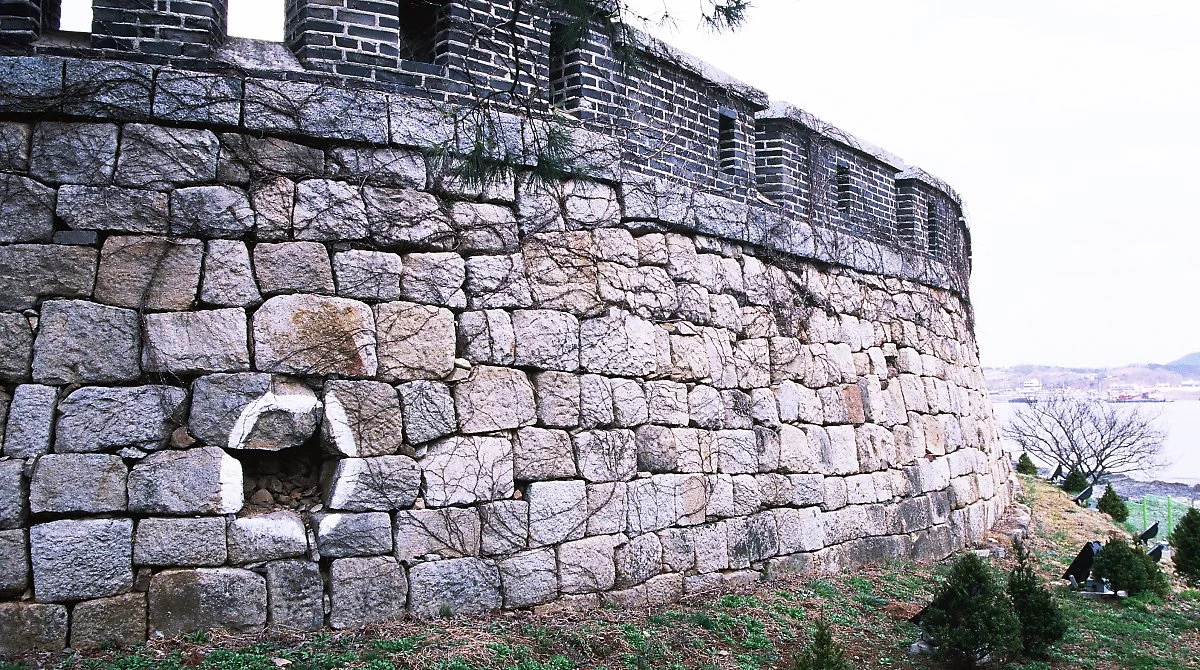 %EC%B4%88%EC%A7%80%EC%A7%84_%EC%A7%84%EC%A7%80_%EB%B0%96._%ED%9D%B0%EC%83%89%EC%9C%BC%EB%A1%9C_%EB%91%A5%EA%B8%80%EA%B2%8C_%EC%B9%A0%ED%95%9C_%EB%B6%80%EB%B6%84%EC%9D%80_%EC%84%9C%EC%96%91%EC%9D%98_%ED%95%A8%EC%84%A0%EC%97%90%EC%84%9C_%EC%8F%9C_.jpg?type=w1200