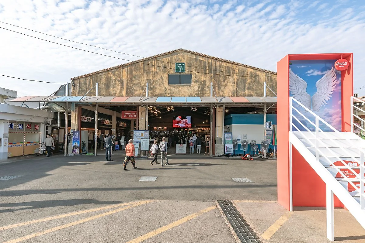 1_%EC%98%88%EC%82%B0%EC%8B%9C%EC%9E%A5%EC%9D%98_%EC%A0%84%EA%B2%BD%2C_%EC%B5%9C%EA%B7%BC_%EC%83%88%EB%A1%AD%EA%B2%8C_%EB%A6%AC%EB%89%B4%EC%96%BC%EB%90%98%EC%96%B4_%EC%97%AC%ED%96%89%EA%B0%9D%EC%9D%98_%EB%B0%9C%EA%B1%B8%EC%9D%8C%EC%9D%B4_%EB%81%8A.JPG?type=w1200