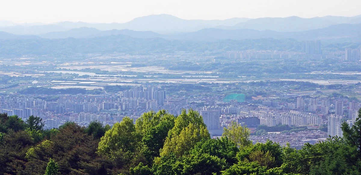 %EA%B2%83%EB%8C%80%EC%82%B0_%EC%A0%95%EC%83%81%EC%97%90%EC%84%9C_%EB%B3%B8_%ED%92%8D%EA%B2%BD._%EC%82%AC%EC%A7%84_%EA%B0%80%EC%9A%B4%EB%8D%B0_%EC%98%A4%EB%A5%B8%EC%AA%BD%EC%97%90_%EC%A0%95%EB%B6%81%EB%8F%99%ED%86%A0%EC%84%B1%EC%9D%B4_%EC%9E%88%EB%8B%A4.JPG?type=w1200