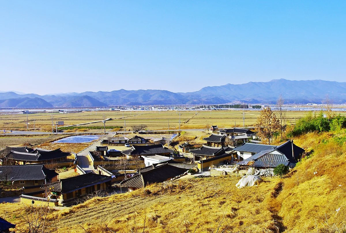 %EB%AA%A9%EC%9D%80%EA%B8%B0%EB%85%90%EA%B4%80%EC%97%90%EC%84%9C_%EB%A7%88%EC%9D%84%EB%A1%9C_%EB%82%B4%EB%A0%A4%EC%98%A4%EB%8B%A4_%EB%B3%B4%EB%A9%B4_%EC%98%A4%EB%A5%B8%EC%AA%BD%EC%97%90_%EC%95%94%EC%9E%90%EA%B0%80_%ED%95%98%EB%82%98_%EB%82%98%EC%98%A4.JPG?type=w1200