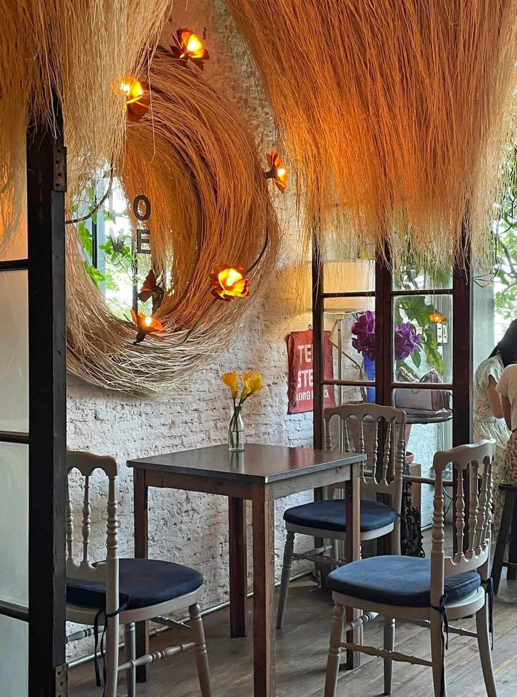 2-1._%ED%94%84%EB%A1%9C%EB%9F%B4_%EC%B9%B4%ED%8E%98_%EC%95%B3_%EB%82%98%ED%8C%8C%EC%86%90.jpg?type=w1200