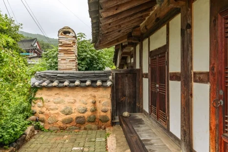 23_%EB%B3%B8%EC%B1%84_%EC%A7%80%EB%B6%95%EC%97%90_%EC%9D%B4%EC%96%B4%EC%A7%84_%EC%B8%A1%EB%A9%B4_%EC%A7%80%EB%B6%95%EC%9D%80_%EC%A0%84%EC%B2%B4%EC%A0%81%EC%9C%BC%EB%A1%9C_%EB%86%92%EC%9D%B4%EA%B0%80_%EB%82%AE%EC%9D%80_%EA%B2%83%EC%9D%B4_%ED%8A%B9%EC%A7%95%EC%9D%B4%EB%8B%A4.jpg?type=w466