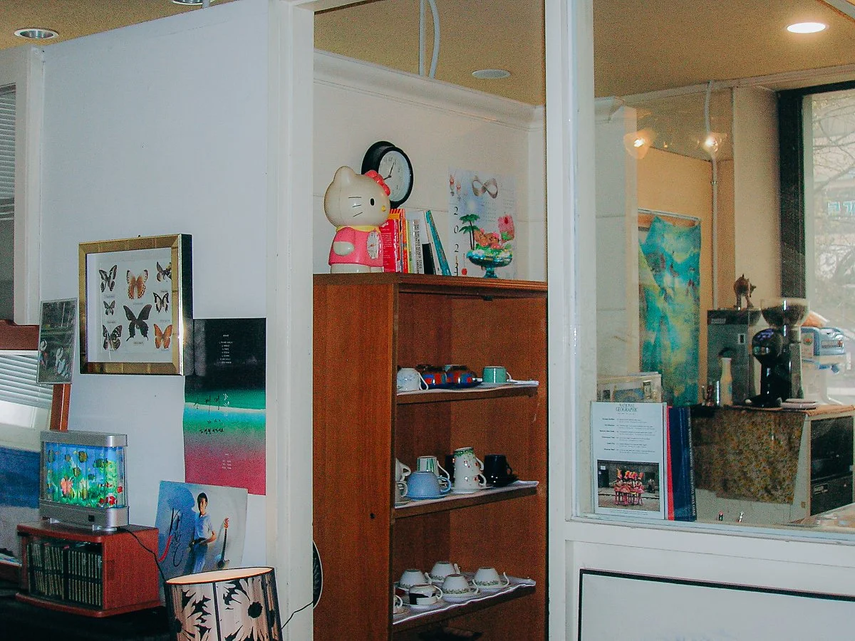 %EC%98%81%EC%9B%90%EC%95%84%EC%B9%B4%EC%9D%B4%EB%B8%8C_Y2K_%EB%B0%8F_%EB%A0%88%ED%8A%B8%EB%A1%9C_%EC%9E%A1%ED%99%94%EB%A1%9C_%EA%B0%80%EB%93%9D%EC%B0%AC_%EC%B9%B4%ED%8E%98_%EB%82%B4%EB%B6%80.jpg?type=w1200