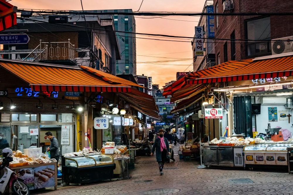 %EA%B0%95%EB%82%A8_%EB%AA%85%EC%86%8C_%EC%98%81%EB%8F%99%EC%A0%84%ED%86%B5%EC%8B%9C%EC%9E%A5_%285%29.jpg?type=w1200