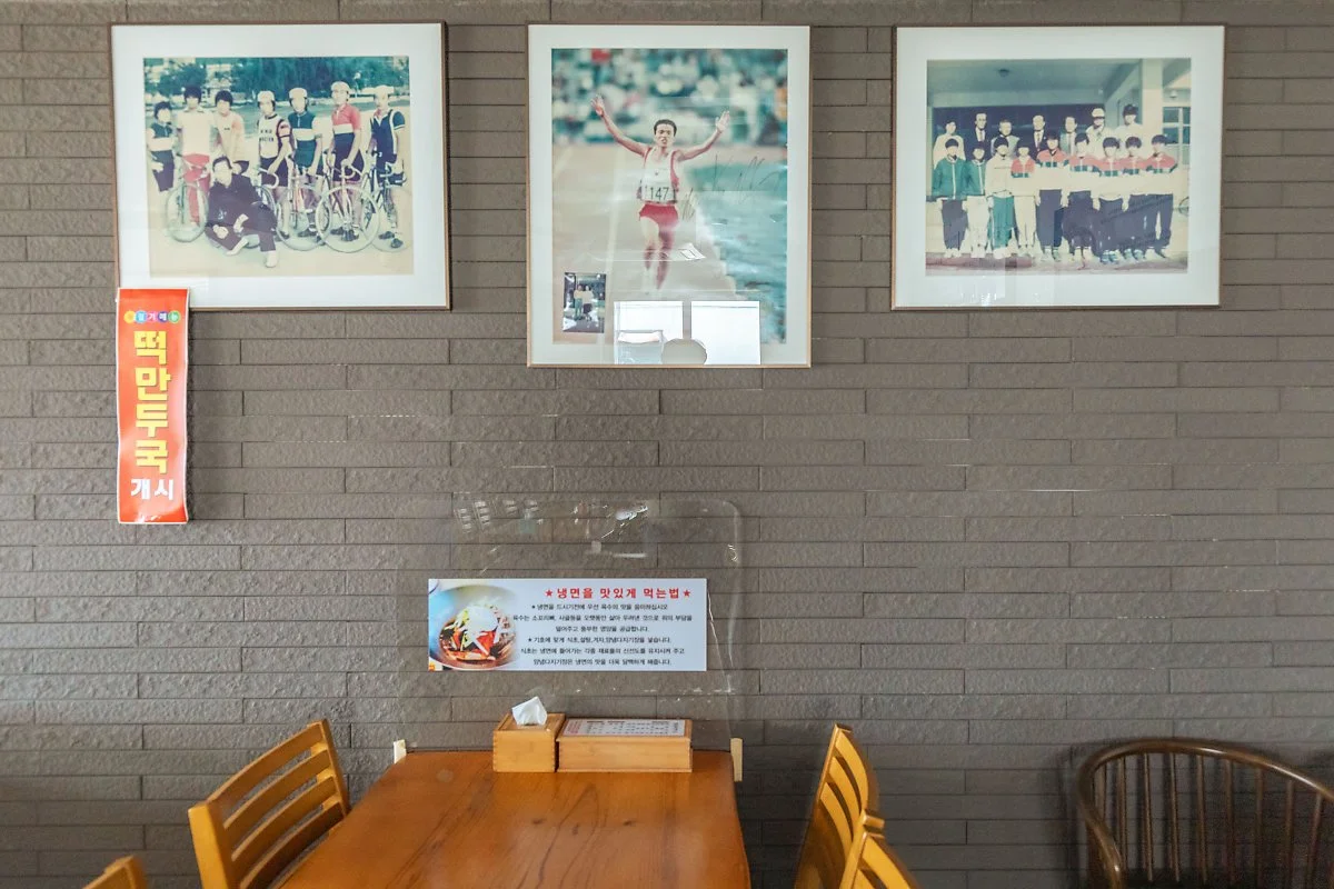 41_%EB%82%B4%EB%B6%80_%EC%9D%B8%ED%85%8C%EB%A6%AC%EC%96%B4._%EB%B2%BD%EB%A9%B4%EC%97%90%EB%8A%94_%EC%9C%A0%EB%AA%85%EC%9D%B8%EC%82%AC%EB%93%A4%EC%9D%98_%EB%B0%A9%EB%AC%B8_%EC%9D%B8%EC%A6%9D%EC%9D%B4_%EA%B0%80%EB%93%9D_%EB%B6%99%EC%96%B4%EC%9E%88.jpg?type=w1200