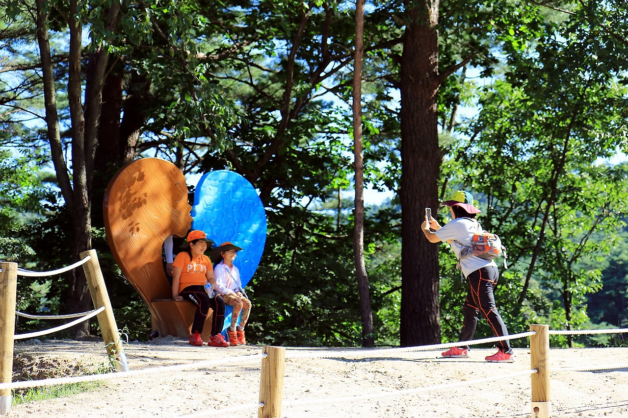 인제 자작나무 숲 향하는 길목에서 사진찍는 가족들.JPG