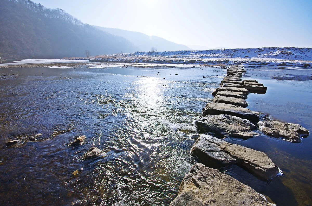 %EC%98%A5%ED%99%949%EA%B2%BD_%EC%A0%9C1%EA%B2%BD%EC%9D%B8_%EC%B2%AD%EC%84%9D%EA%B5%B4_%EC%95%9E%EC%9C%BC%EB%A1%9C_%ED%9D%90%EB%A5%B4%EB%8A%94_%EB%AF%B8%EC%9B%90%EC%B2%9C._%EB%8F%8C%EB%8B%A4%EB%A6%AC%EB%A5%BC_%EA%B1%B4%EB%84%8C%EB%8B%A4..JPG?type=w1200