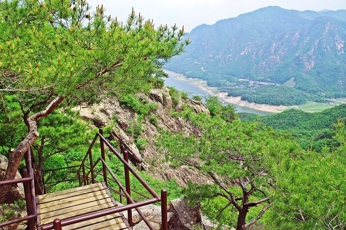 %EA%B5%AC%EB%8B%B4%EB%B4%89%EC%9C%BC%EB%A1%9C_%EA%B0%80%EB%8A%94_%EA%B8%B8._%EB%B0%94%EC%9C%84_%EC%A0%88%EB%B2%BD%EC%97%90_%EB%86%93%EC%9D%B8_%EA%B3%84%EB%8B%A8%EC%9D%84_%EC%A1%B0%EC%8B%AC%EC%8A%A4%EB%9F%BD%EA%B2%8C_%EB%B0%9F%EC%9C%BC%EB%A9%B0_.JPG?type=w1200