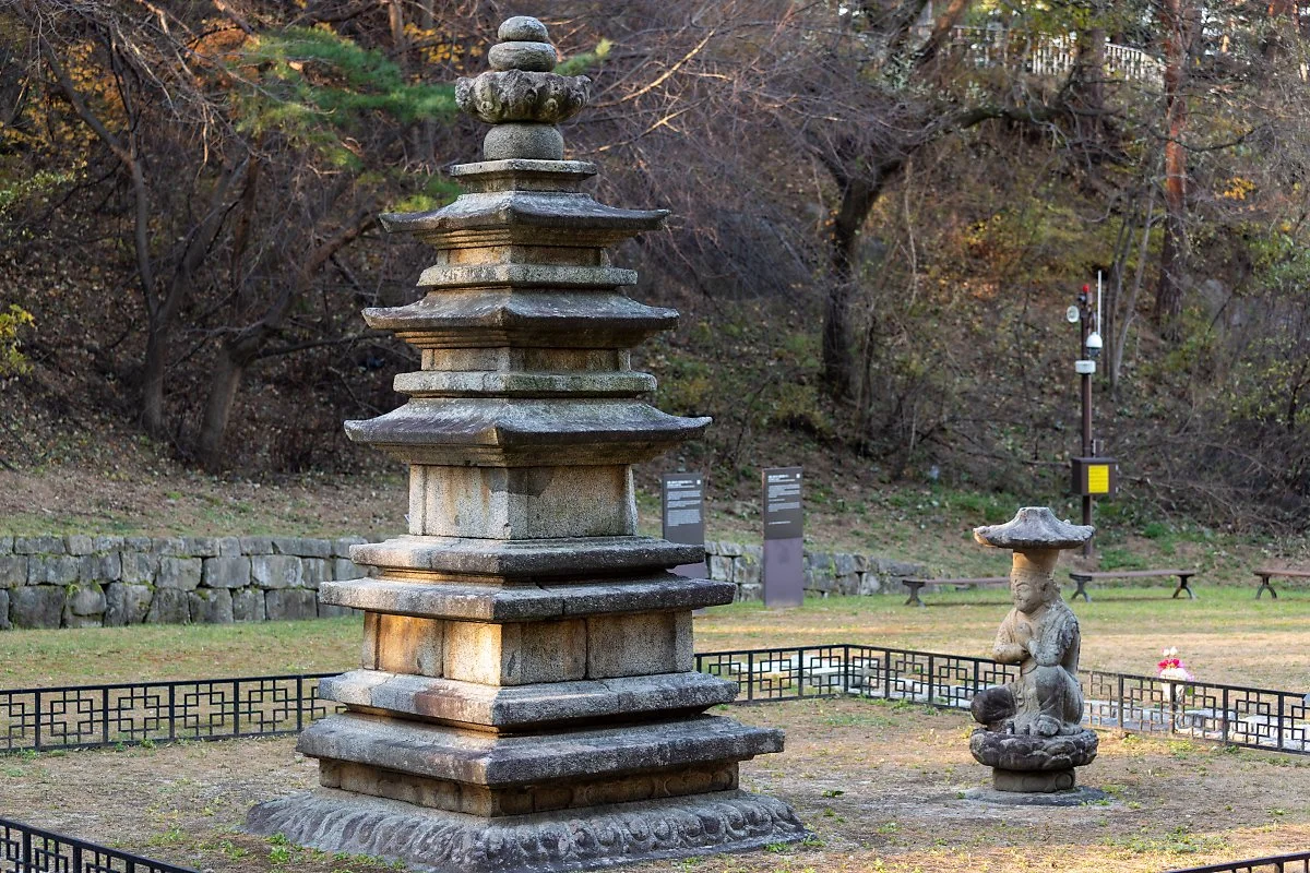 23_%EC%8B%A0%EB%B3%B5%EC%82%AC%EC%A7%80%EC%9D%98_%EC%82%BC%EC%B8%B5%EC%84%9D%ED%83%91%28%EB%B3%B4%EB%AC%BC_%EC%A0%9C87%ED%98%B8%29%EA%B3%BC_%EC%84%9D%EB%B6%88%EC%A2%8C%EC%83%81%28%EB%B3%B4%EB%AC%BC_%EC%A0%9C_84%ED%98%B8%29_%281%29.jpg?type=w1200