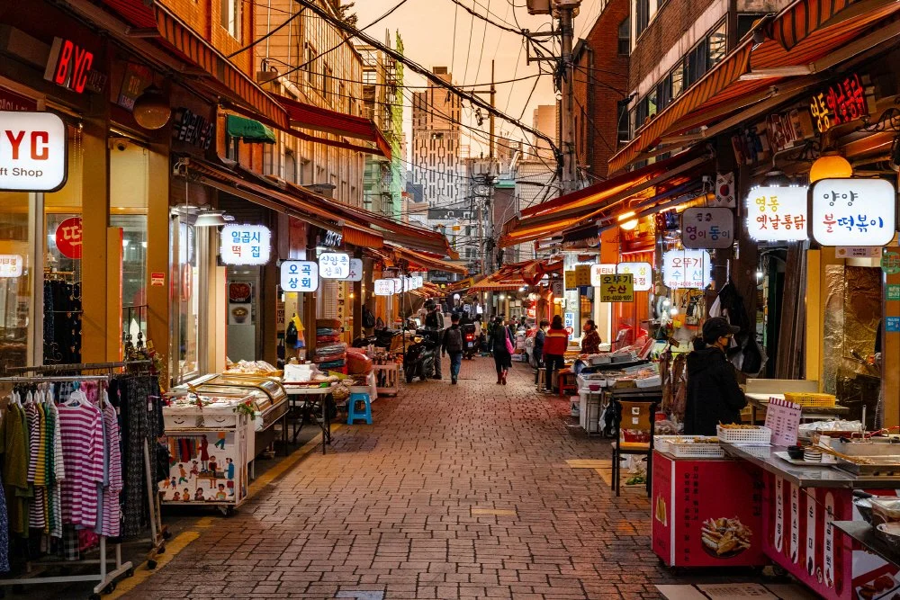 %EA%B0%95%EB%82%A8_%EB%AA%85%EC%86%8C_%EC%98%81%EB%8F%99%EC%A0%84%ED%86%B5%EC%8B%9C%EC%9E%A5_%281%29.jpg?type=w1200