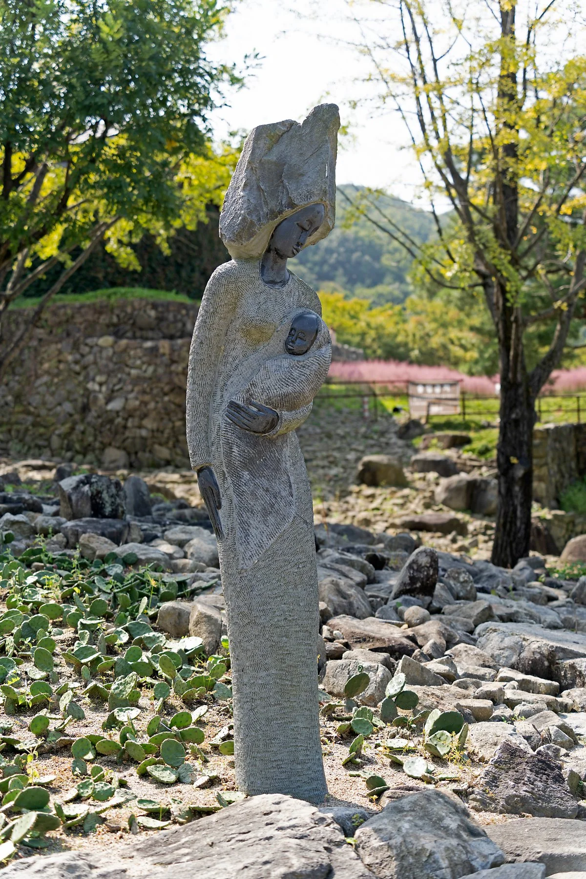 %EC%82%AC%EC%A7%842_%EC%88%98%ED%94%BC%EC%95%84%EB%AF%B8%EC%88%A0%EA%B4%80_%EC%A3%BC%EB%B3%80%EC%97%90_%EC%84%A4%EC%B9%98%EB%90%9C_%EC%A1%B0%ED%98%95%EB%AC%BC.jpg?type=w1200