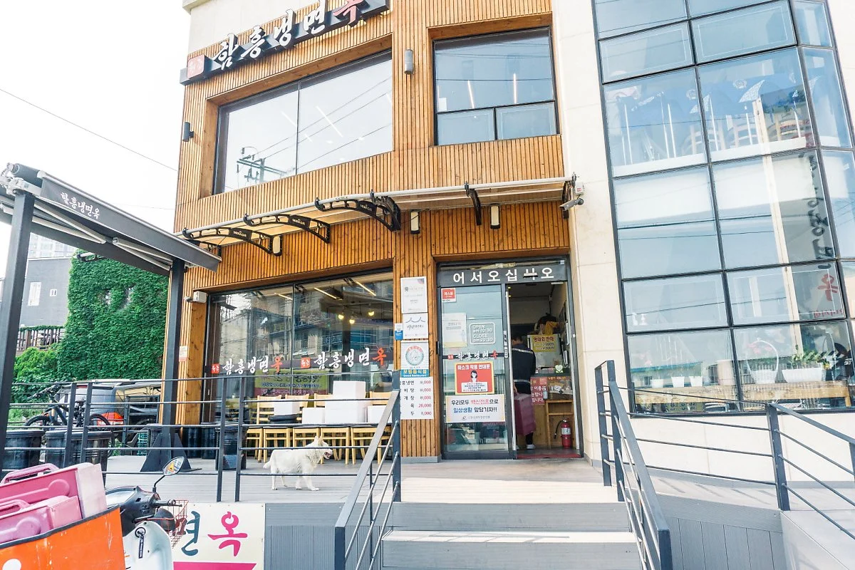 10_%ED%95%A8%ED%9D%A5%EB%83%89%EB%A9%B4%EC%98%A5_%EC%99%B8%EA%B4%80%2C_%EB%9C%A8%EA%B1%B0%EC%9A%B4_%EC%97%AC%EB%A6%84%EC%97%90%EB%8A%94_%EC%8B%9C%EC%9B%90%ED%95%9C_%EB%83%89%EB%A9%B4%EC%9D%84_%EB%A8%B9%EC%96%B4%EC%A4%98%EC%95%BC_%ED%95%9C%EB%8B%A4.jpg?type=w1200