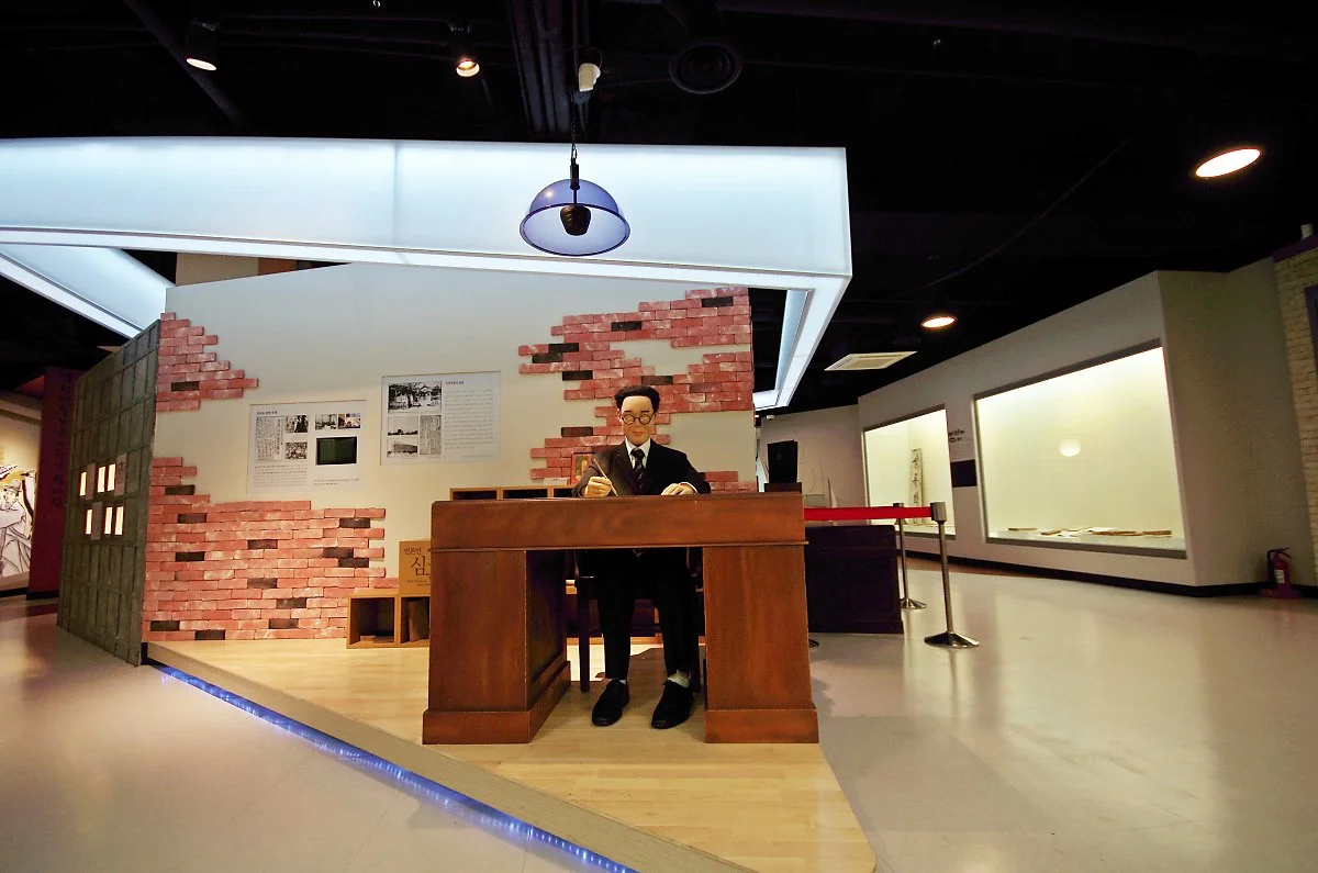 %EC%8B%AC%ED%9B%88%EA%B8%B0%EB%85%90%EA%B4%80_%EC%A0%84%EC%8B%9C%EB%AC%BC._%EA%B8%80%EC%9D%84_%EC%93%B0%EA%B3%A0_%EC%9E%88%EB%8A%94_%EC%8B%AC%ED%9B%88_%EC%A1%B0%ED%98%95%EB%AC%BC.JPG?type=w1200