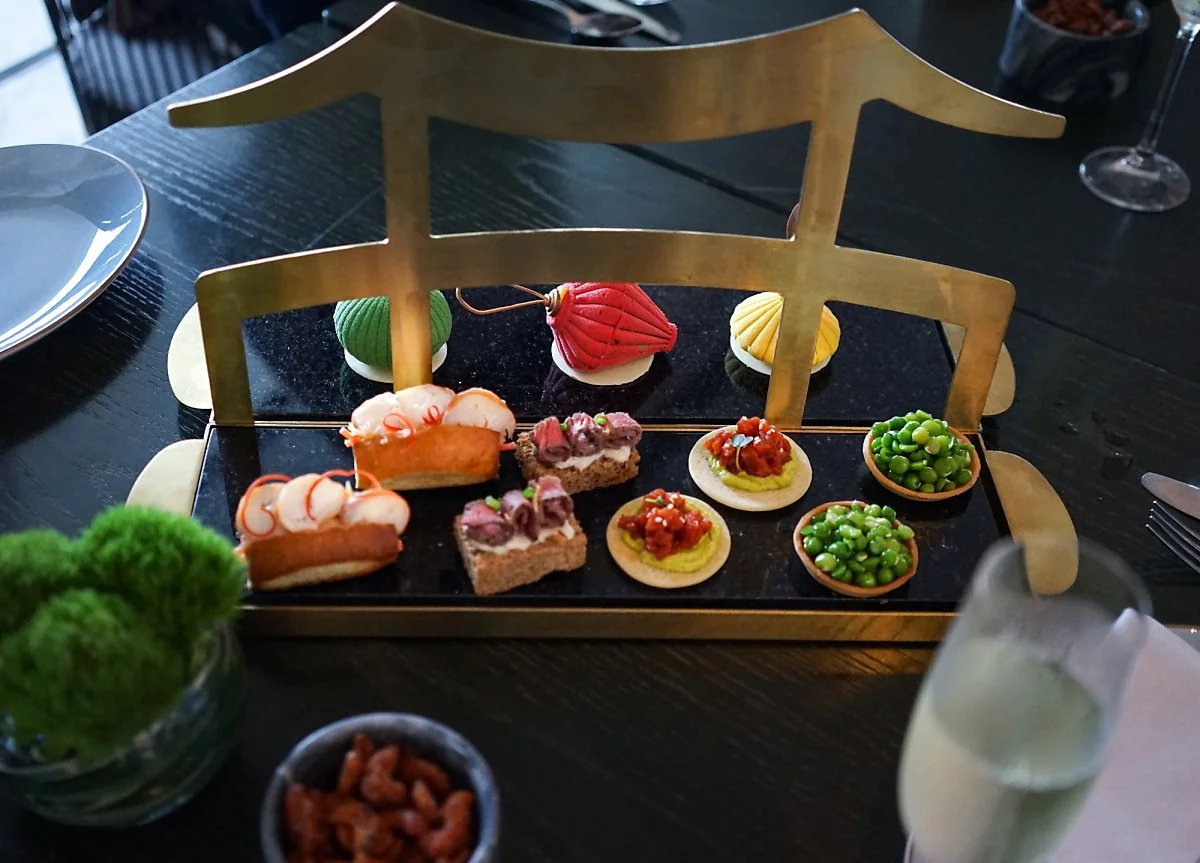 %ED%98%B8%EC%9D%B4%EC%95%88%EC%9D%98_%EC%9D%BC%EB%B3%B8%EC%8B%9D_%EB%82%98%EB%AC%B4%EB%8B%A4%EB%A6%AC%EB%A5%BC_%EC%83%81%EC%A7%95%ED%99%94%ED%95%9C_%ED%8A%B8%EB%A0%88%EC%9D%B4%EC%97%90_%EB%8B%B4%EA%B2%A8%EB%82%98%EC%98%A8_%EB%94%94%EC%A0%80%ED%8A%B8.jpg?type=w1200