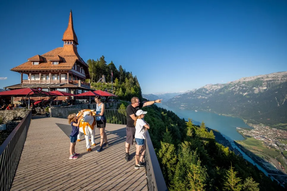 Harder-Kulm-Zwei-Seen-Steg-ganze-Familie-mit-Restaurant-und-Brienzersee.jpg?type=w966