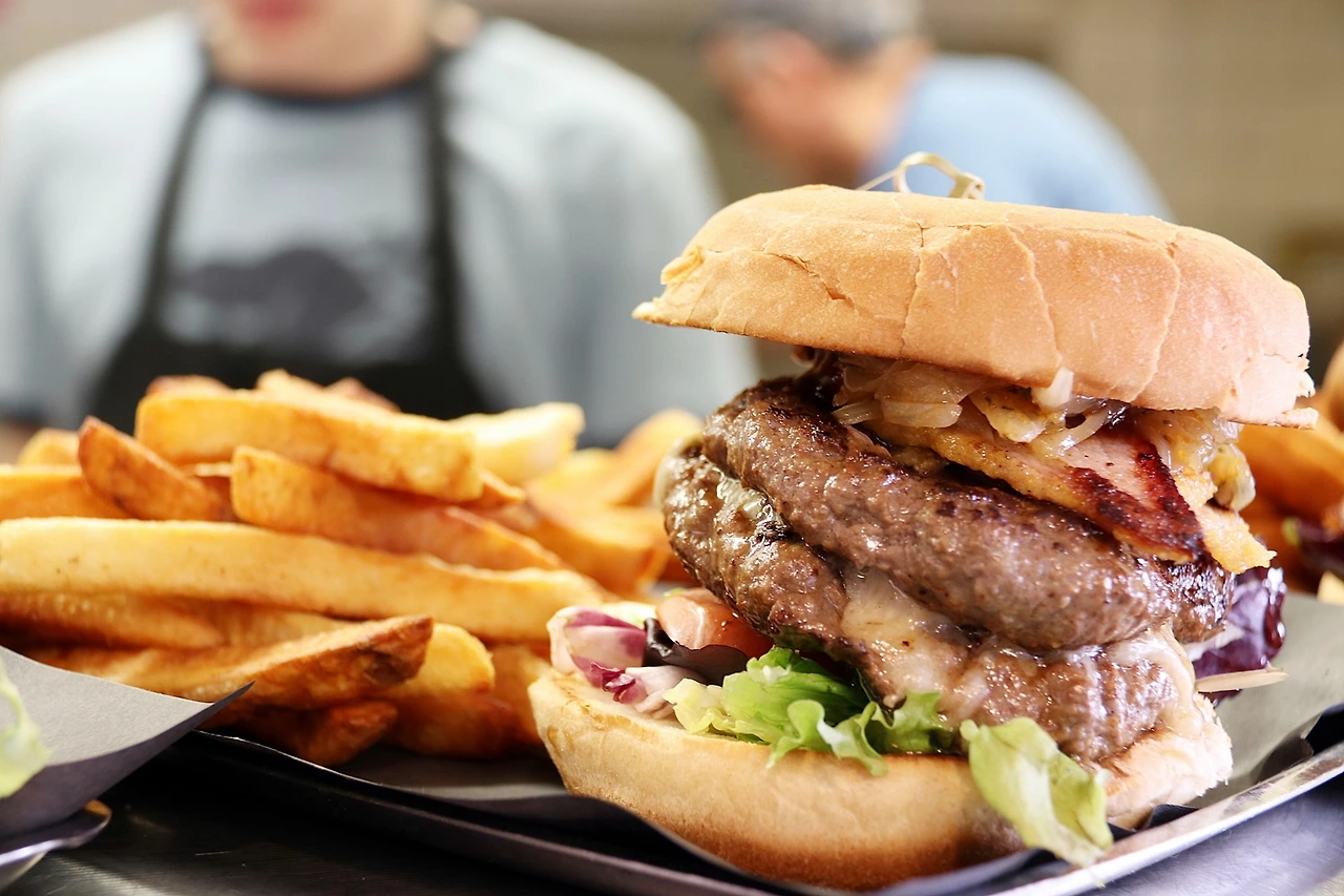 20-Nor-Olympus Burger-Zeus.JPG