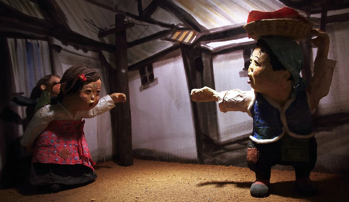 %EC%9E%A5%EC%97%90_%EB%AC%BC%EA%B1%B4_%ED%8C%94%EB%9F%AC_%EB%82%98%EA%B0%80%EB%8A%94_%EC%97%84%EB%A7%88%EB%A5%BC_%EB%B0%B0%EC%9B%85%ED%95%98%EB%8A%94_%EA%B1%B4_%EB%A7%89%EB%82%B4%EB%A5%BC_%EC%97%85%EC%9D%80_%EC%96%B4%EB%A6%B0_%ED%81%B0%EB%94%B8.JPG?type=w1200