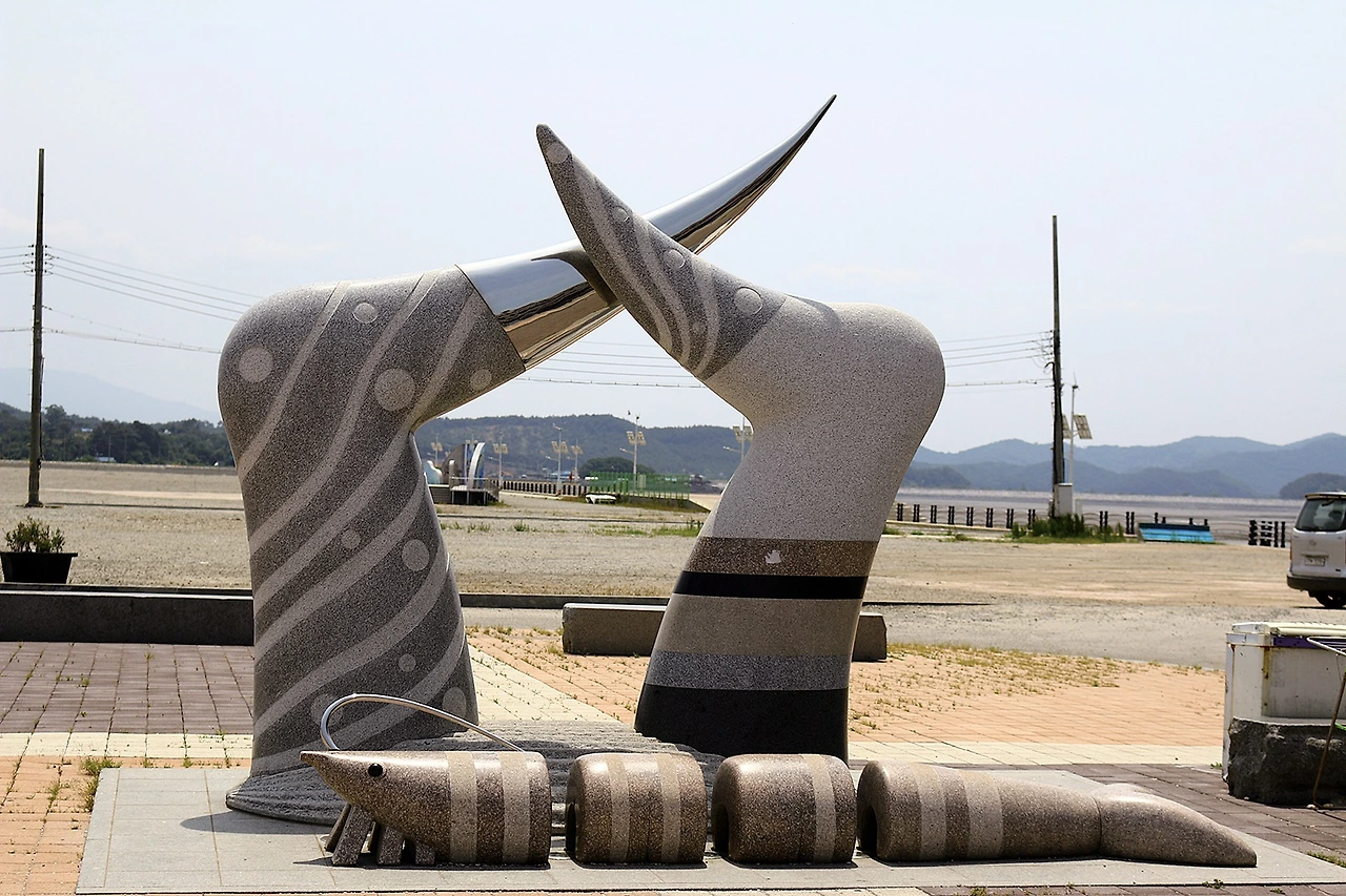 남당항에 있는 새조개, 대하 조각물 (2).JPG