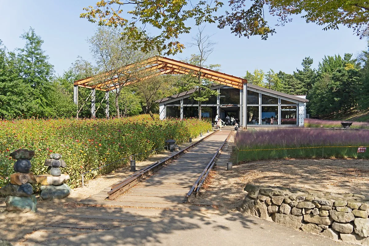 %EC%82%AC%EC%A7%845_%EA%B0%81%EC%A2%85_%EA%B3%84%EC%A0%88_%EA%BD%83%EC%9D%B4_%ED%95%80_%EA%B7%B8%EB%9D%BC%EC%9A%B4%EB%93%9C%EC%88%98%ED%94%BC%EC%95%84_%EC%B9%B4%ED%8E%98.jpg?type=w1200