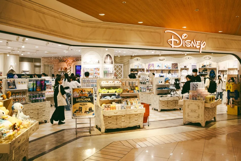 %EB%94%94%EC%A6%88%EB%8B%88_%EC%8A%A4%ED%86%A0%EC%96%B4_%EB%A3%A8%EC%BF%A0%EC%95%84_%EC%98%A4%EC%82%AC%EC%B9%B4%EC%A0%90(1).jpg?type=w966