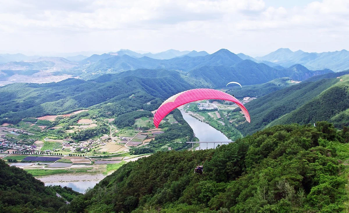 %EB%91%90%EC%82%B0%ED%99%9C%EA%B3%B5%EC%9E%A5%EC%97%90%EC%84%9C_%EB%82%A0%EC%95%84%EC%98%A4%EB%A5%B8_%ED%8C%A8%EB%9F%AC%EA%B8%80%EB%9D%BC%EC%9D%B4%EB%8D%94%EA%B0%80_%EB%B0%94%EB%9E%8C%EC%9D%84_%ED%83%80%EA%B3%A0_%EB%82%9C%EB%8B%A4..JPG?type=w1200