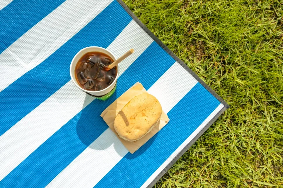 2_%EC%BB%A4%ED%94%BC%EC%99%80_%EB%94%94%EC%A0%80%ED%8A%B8%EB%A5%BC_%EC%9D%8C%EB%AF%B8%ED%95%98%EB%A9%B0_%EA%B3%B5%EC%9B%90%EC%9D%84_%EB%A7%8C%EB%81%BD%ED%95%9C%EB%8B%A4.jpg?type=w966