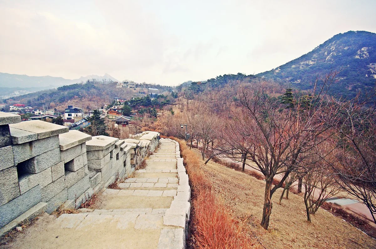 %EC%9C%A4%EB%8F%99%EC%A3%BC_%EC%8B%9C%EC%9D%B8%EC%9D%98_%EC%96%B8%EB%8D%95._%EC%98%88%EC%A0%84%EC%97%90%EB%8A%94_%EC%84%B1%EB%B2%BD_%EC%95%9E%EC%97%90_%EC%BB%A4%EB%8B%A4%EB%9E%80_%EC%86%8C%EB%82%98%EB%AC%B4%EA%B0%80_%EC%9E%88%EC%97%88%EB%8A%94%EB%8D%B0.JPG?type=w1200