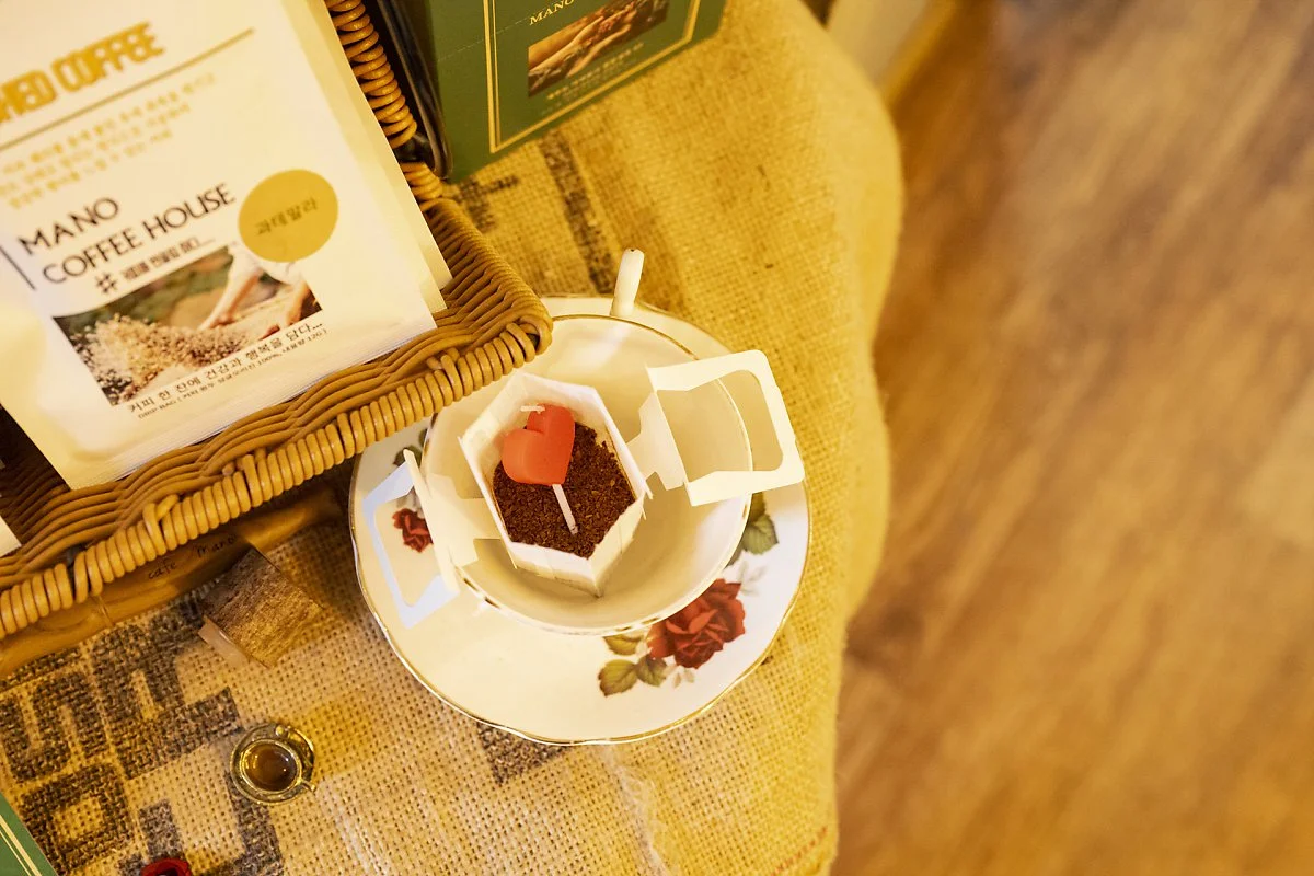 31_%EB%A7%88%EB%85%B8%EC%BB%A4%ED%94%BC%ED%95%98%EC%9A%B0%EC%8A%A4%EC%97%90%EC%84%9C%EB%8A%94_%ED%95%AD%EC%83%81_%EC%B5%9C%EA%B3%A0%EC%9D%98_%EC%BB%A4%ED%94%BC%EB%A5%BC_%EB%82%B4%EC%96%B4%EC%A4%80%EB%8B%A4.jpg?type=w1200