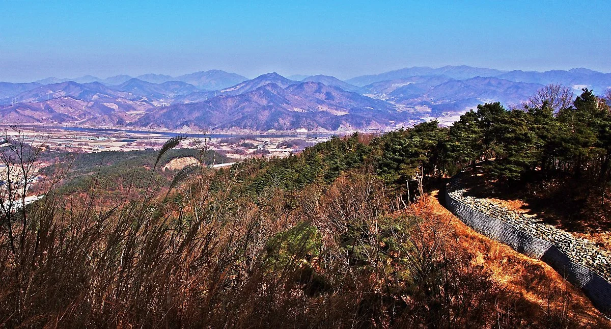 %EC%9E%A5%EB%AF%B8%EC%82%B0_%EC%A0%95%EC%83%81%EC%97%90%EC%84%9C_%EB%B4%89%ED%95%99%EC%82%AC_%EB%B0%A9%ED%96%A5%EC%9C%BC%EB%A1%9C_%EB%82%B4%EB%A0%A4%EA%B0%80%EB%8B%A4_%EB%B3%B8_%ED%92%8D%EA%B2%BD.JPG?type=w1200