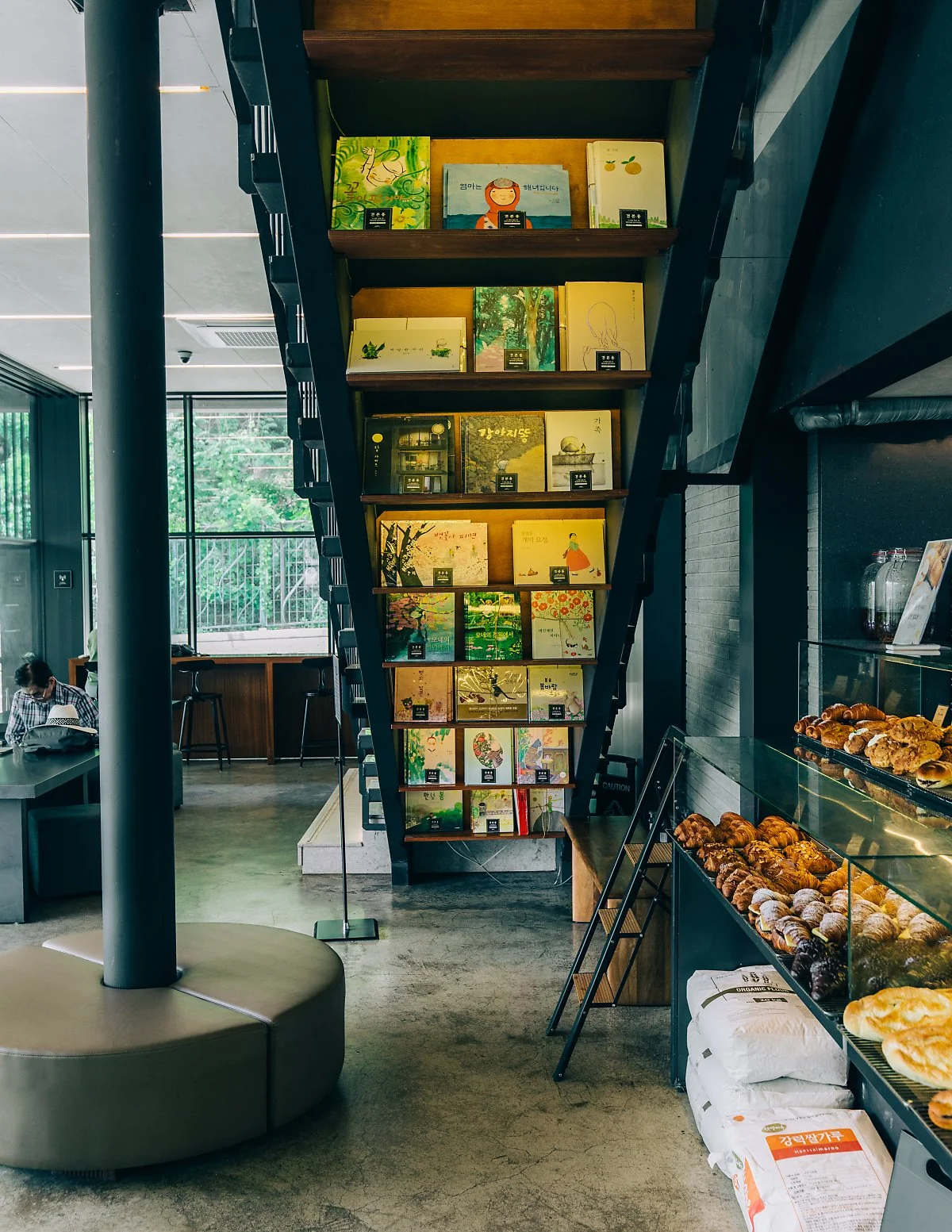 %EB%8D%94%EC%88%B2_%EC%B4%88%EC%86%8C%EC%B1%85%EB%B0%A9-8.jpg?type=w1200