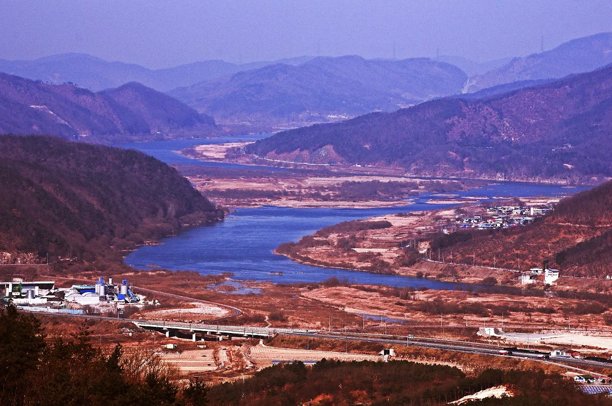 %EC%9E%A5%EB%AF%B8%EC%82%B0%EC%84%B1_%EB%8F%99%EB%B6%81%EC%AA%BD_%EC%84%B1%EB%B2%BD_%EC%9C%84%EC%97%90%EC%84%9C_%EB%B3%B8_%ED%92%8D%EA%B2%BD._%EB%82%A8%ED%95%9C%EA%B0%95%EC%9D%B4_%EA%B5%BD%EC%9D%B4%EC%B9%98%EB%A9%B0_%ED%9D%90%EB%A5%B8%EB%8B%A4..JPG?type=w1200