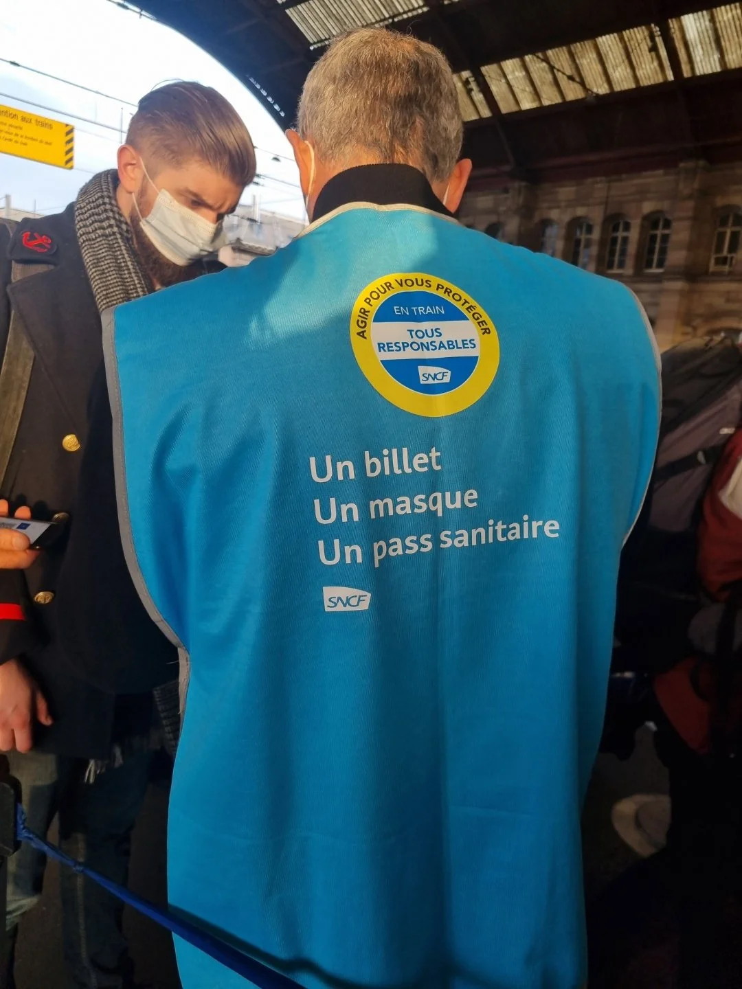 info._%EA%B8%B0%EC%B0%A8%EC%97%AD_%EA%B2%80%ED%91%9C%EC%9B%90%EC%9D%98_%EB%92%B7%EB%AA%A8%EC%8A%B5_%EC%8A%B9%EC%B0%A8%EC%9B%90%2C_%EB%A7%88%EC%8A%A4%ED%81%AC%2C_%EB%B0%B1%EC%8B%A0%ED%8C%A8%EC%8A%A4%EB%8A%94_%ED%95%84%EC%88%98.jpg?type=w1200