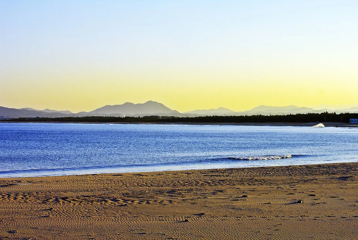 %EA%B3%A0%EB%9E%98%EB%B6%88%ED%95%B4%EB%B3%80._%EB%B0%94%EB%8B%A4_%EA%B1%B4%EB%84%88_%EA%B2%80%EC%9D%80_%EB%9D%A0%EC%B2%98%EB%9F%BC_%EB%B3%B4%EC%9D%B4%EB%8A%94_%EA%B2%8C_4km_%EC%86%A1%EB%A6%BC%EC%9D%B4%EB%8B%A4..JPG?type=w1200