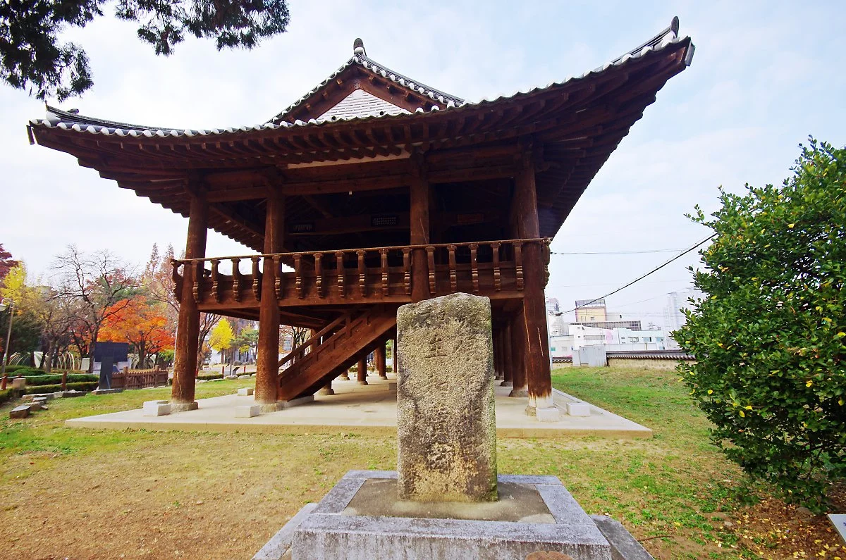 %EC%B2%AD%EC%A3%BC_%EC%A4%91%EC%95%99%EA%B3%B5%EC%9B%90%EC%97%90_%EC%9E%88%EB%8A%94_%EB%A7%9D%EC%84%A0%EB%A3%A8%EC%99%80_%EC%B2%99%ED%99%94%EB%B9%84.JPG?type=w1200