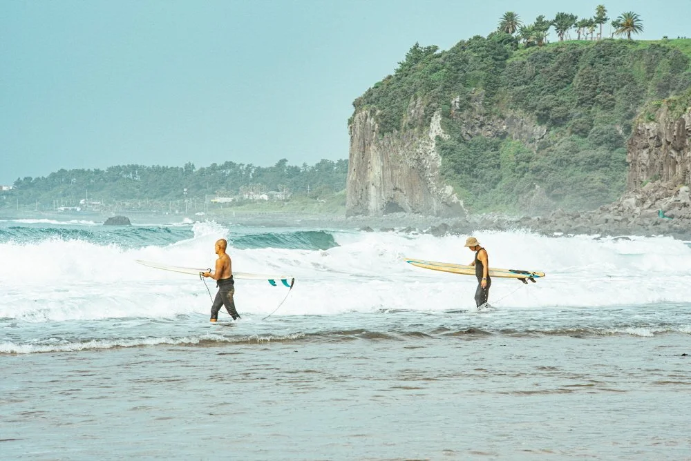 2_%28%EB%A9%94%EC%9D%B8%EC%82%AC%EC%A7%84%29_%EC%A0%9C%EC%A3%BC%EC%9D%98_%EC%97%AC%EB%A6%84%EC%9D%80_%EC%A6%90%EA%B8%B0%EA%B8%B0_%EC%A2%8B%EC%9D%80_%EA%B3%84%EC%A0%88%EC%9D%B4%EB%8B%A4.jpg?type=w1200