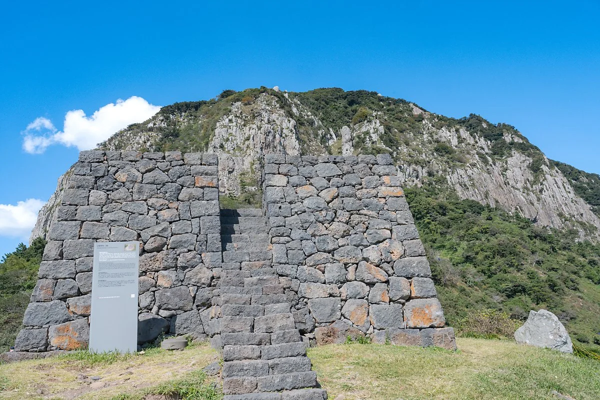 26_%EC%82%B0%EB%B0%A9%EC%97%B0%EB%8C%80%EB%8A%94_%ED%99%94%EC%88%9C%EA%B3%BC_%EB%8C%80%EC%A0%95%EC%9D%84_%EC%9E%87%EB%8A%94_%EC%9D%BC%EC%A3%BC%EB%8F%84%EB%A1%9C_%EC%96%B8%EB%8D%95%EC%97%90_%EC%9C%84%EC%B9%98%ED%95%9C%EB%8B%A4.jpg?type=w1200