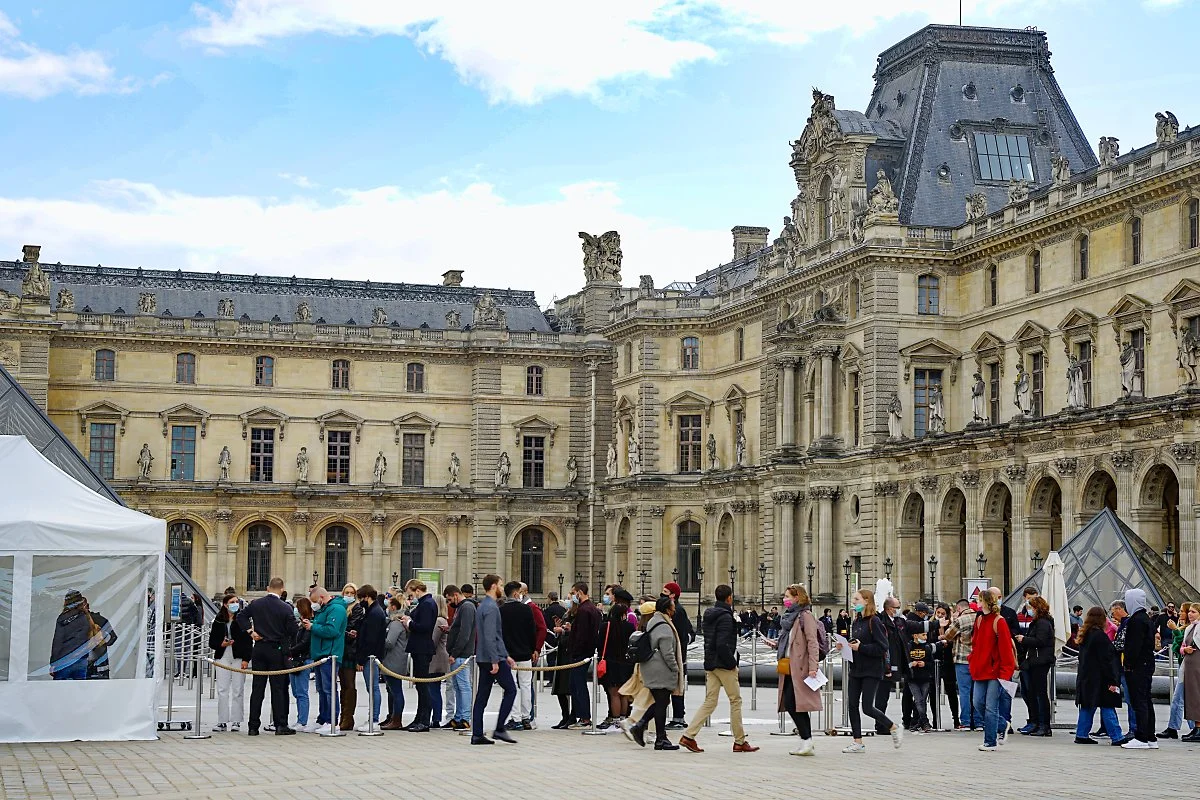 travel_info._%EB%A3%A8%EB%B8%8C%EB%A5%B4_%EB%B0%95%EB%AC%BC%EA%B4%80%EC%97%90_%EB%93%A4%EC%96%B4%EA%B0%80%EA%B8%B0_%EC%9C%84%ED%95%9C_%EA%B8%B4_%EC%A4%84%2C_%EA%B3%B5%EA%B3%B5%EC%8B%9C%EC%84%A4_%EC%96%B4%EB%94%94%EB%82%98_%EB%B0%B1%EC%8B%A0%ED%8C%A8.jpg?type=w1200