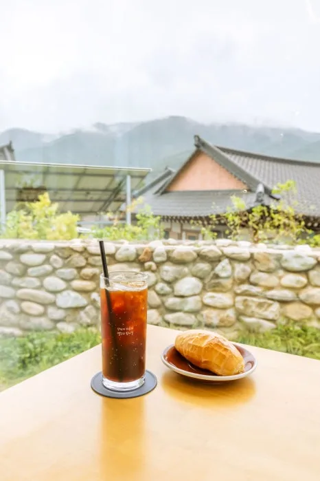 44_%EC%B9%B4%ED%8E%98%EC%97%90_%EC%95%89%EC%95%84_%EB%8F%8C%EB%8B%B4%EC%9D%84_%EB%B0%94%EB%9D%BC%EB%B3%B4%EB%A9%B0_%EC%BB%A4%ED%94%BC_%ED%95%9C_%EC%9E%94.jpg?type=w466