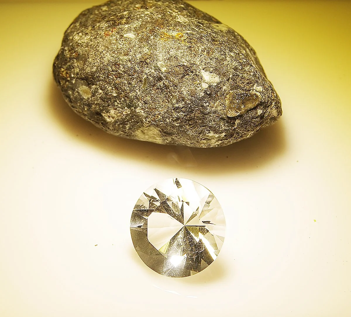 4%EC%9B%94_%ED%83%84%EC%83%9D%EC%84%9D_%EB%8B%A4%EC%9D%B4%EC%95%84%EB%AA%AC%EB%93%9C.JPG?type=w1200