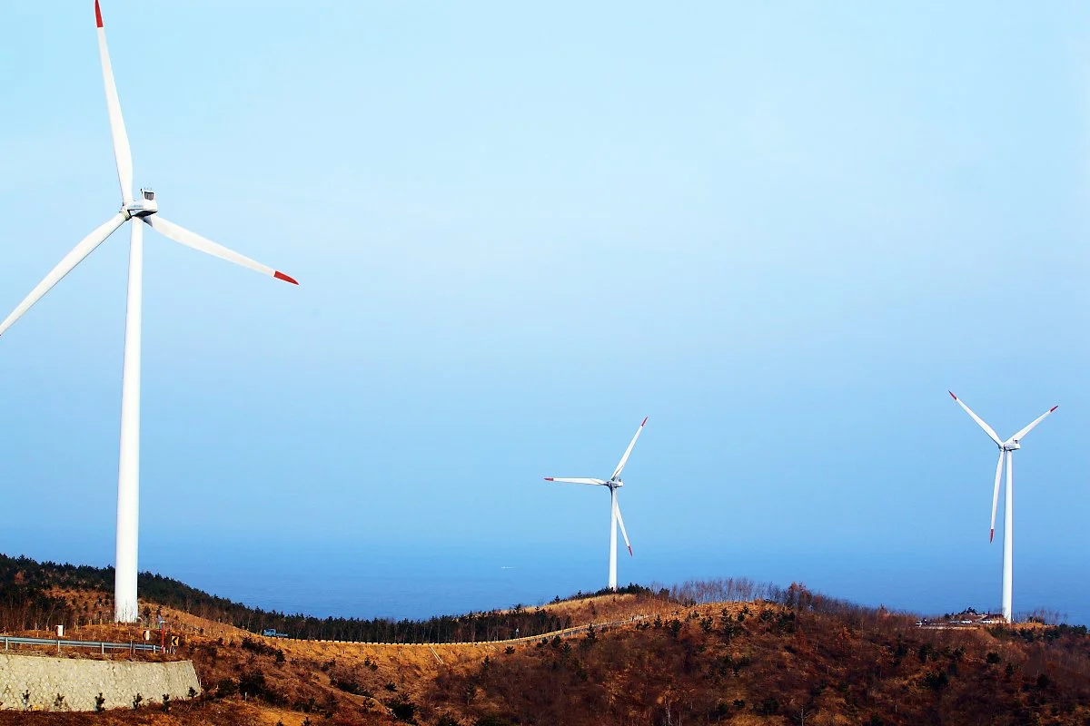 %EA%B0%95%EC%B6%95%ED%95%B4%EC%95%88%EB%8F%84%EB%A1%9C_%ED%92%8D%EB%A0%A5%EB%B0%9C%EC%A0%84%EC%86%8C._%EA%B1%B0%EB%8C%80%ED%95%9C_%ED%92%8D%EC%B0%A8%EA%B0%80_%EB%B0%94%EB%8B%A4%EB%A5%BC_%ED%96%A5%ED%95%B4_%EC%84%9C_%EC%9E%88%EB%8B%A4..JPG?type=w1200