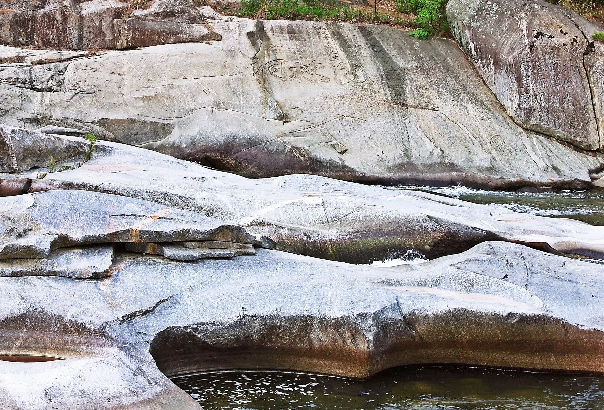 %EB%86%8D%EC%9B%94%EC%A0%95_%EC%A3%BC%EB%B3%80_%EA%B3%84%EA%B3%A1_%EB%B0%94%EC%9C%84%EC%97%90_%ED%99%94%EB%A6%BC%EB%8F%99%EC%9D%B4%EB%9E%80_%EA%B8%80%EC%94%A8%EA%B0%80_%EC%83%88%EA%B2%A8%EC%A1%8C%EB%8B%A4..JPG?type=w1200