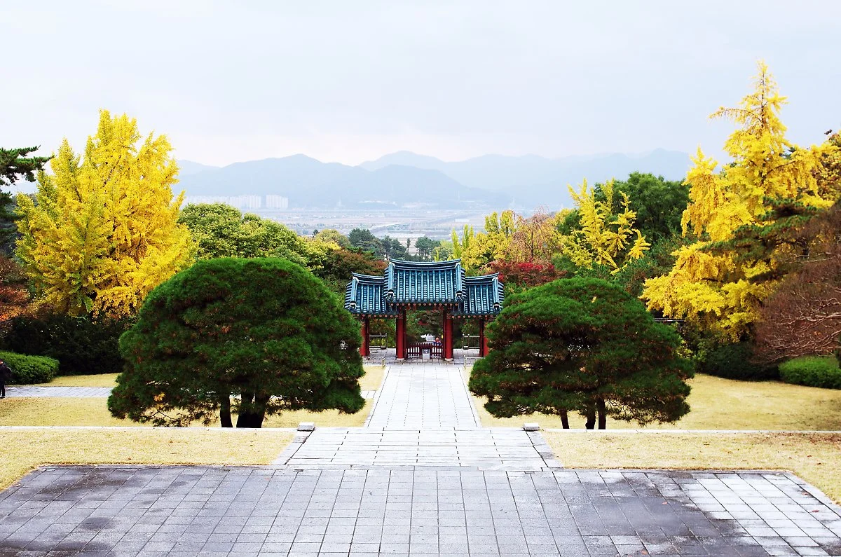 %ED%98%84%EC%B6%A9%EC%82%AC_%EC%82%AC%EB%8B%B9_%EC%95%9E%EC%97%90%EC%84%9C_%EB%B0%94%EB%9D%BC%EB%B3%B8_%ED%92%8D%EA%B2%BD.JPG?type=w1200