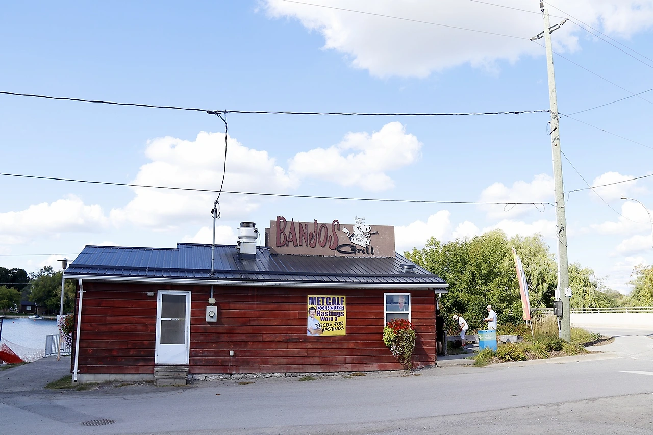 29.Banjos Grill-1.JPG