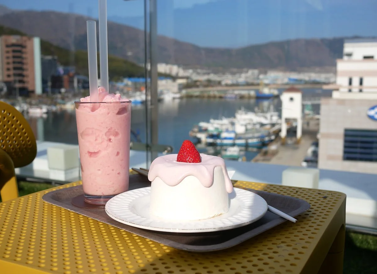 %EC%A7%84%ED%95%B4_%EC%86%8D%EC%B2%9C%ED%95%AD_%EC%B9%B4%ED%8E%98_%EC%8A%A4%EC%9C%84%ED%8A%B8%EB%9E%A9_%EC%98%A5%ED%83%91.JPG?type=w1200