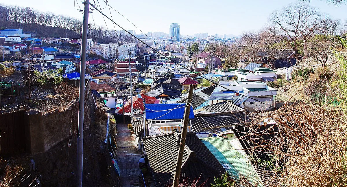 %EB%8B%AC%EB%8F%99%EB%84%A4%2C_%EB%8C%80%EC%84%B1%EB%8F%99._%EC%82%AC%EC%A7%84_%EC%99%BC%EC%AA%BD_%EC%9C%84%EC%97%90_%EB%B3%B4%EC%9D%B4%EB%8A%94_%EC%82%B0%EC%9D%B4_%EB%8B%B9%EC%82%B0%EC%9D%B4%EB%8B%A4._%EB%8B%B9%EC%82%B0_%EC%95%84%EB%9E%98_%27%EB%8B%B9.JPG?type=w1200