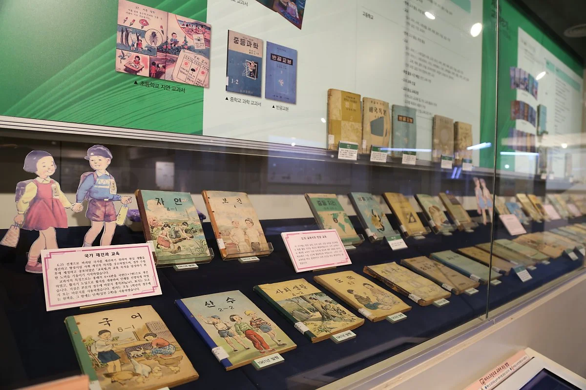 %EB%A9%94%EC%9D%B8%EA%B5%90%EA%B3%BC%EC%84%9C%EB%B0%95%EB%AC%BC%EA%B4%80_%EC%9A%B0%EB%A6%AC%EB%82%98%EB%9D%BC_%EA%B5%90%EC%9C%A1%EA%B3%BC%EC%A0%95%EA%B8%B0%EC%9D%98_%ED%8A%B9%EC%A7%95%EC%9D%84_%EB%8B%B4%EC%9D%80_%EA%B5%90%EA%B3%BC%EC%84%9C%EC%9D%98_.JPG?type=w1200