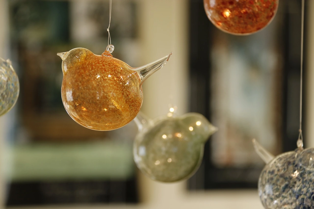 39.Hanscomb Glass-mouthblown chubby birds.JPG