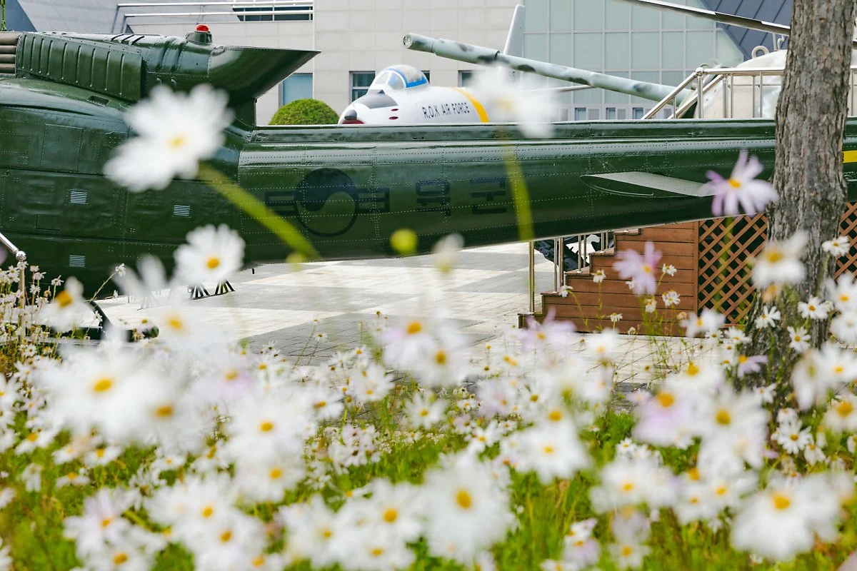 26_%EC%84%A0%EC%83%A4%EC%9D%B8%EB%9E%9C%EB%93%9C%EB%8A%94_%EA%B5%B0%EC%9E%A5%EB%B9%84_%EC%A0%84%EC%8B%9C_%EA%B4%91%EC%9E%A5%2C_%EB%AF%B8%EB%A6%AC%ED%84%B0%EB%A6%AC_%EC%B2%B4%ED%97%98%EA%B4%80%2C_%EC%84%9C%EB%B0%94%EC%9D%B4%EB%B2%8C_%EC%B2%B4%ED%97%98.jpg?type=w1200