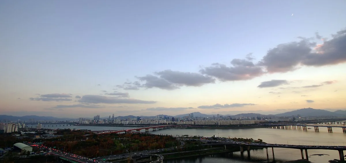 %EC%9D%91%EB%B4%89%EC%82%B0%EC%97%90%EC%84%9C_%EB%B0%94%EB%9D%BC%EB%B3%B8_%EC%84%9C%EC%9A%B8%EC%88%B2%EA%B3%BC_%EB%8F%84%EC%8B%AC_%ED%92%8D%EA%B2%BD._%EC%82%AC%EC%A7%84_%EC%98%A4%EB%A5%B8%EC%AA%BD_%EC%9C%84%EC%97%90_%EC%B4%88%EC%8A%B9%EB%8B%AC%EC%9D%B4.JPG?type=w1200